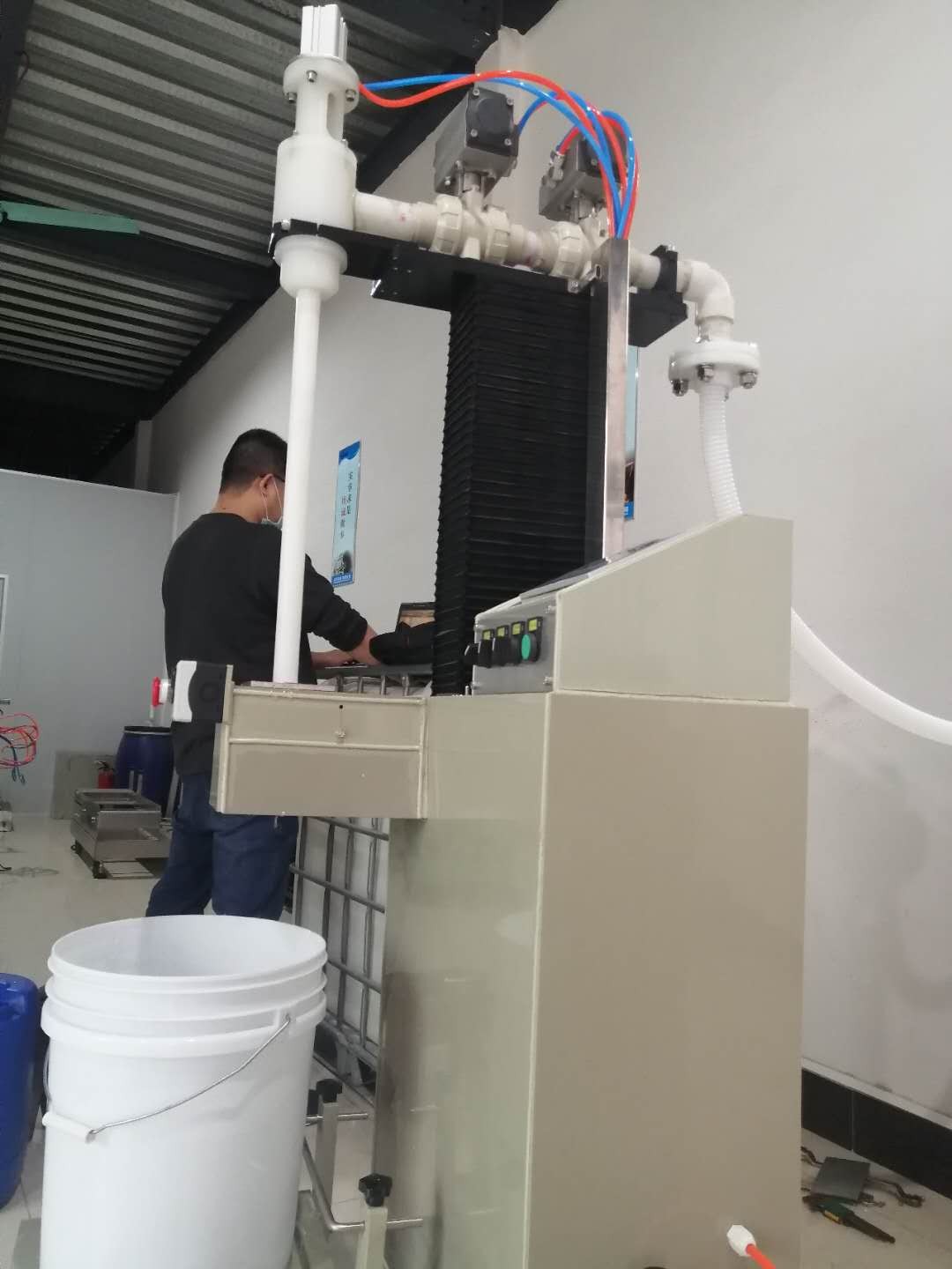 如何確保化工醫(yī)藥潤(rùn)滑油200升灌裝機(jī)的灌裝精度達(dá)到最佳狀態(tài)